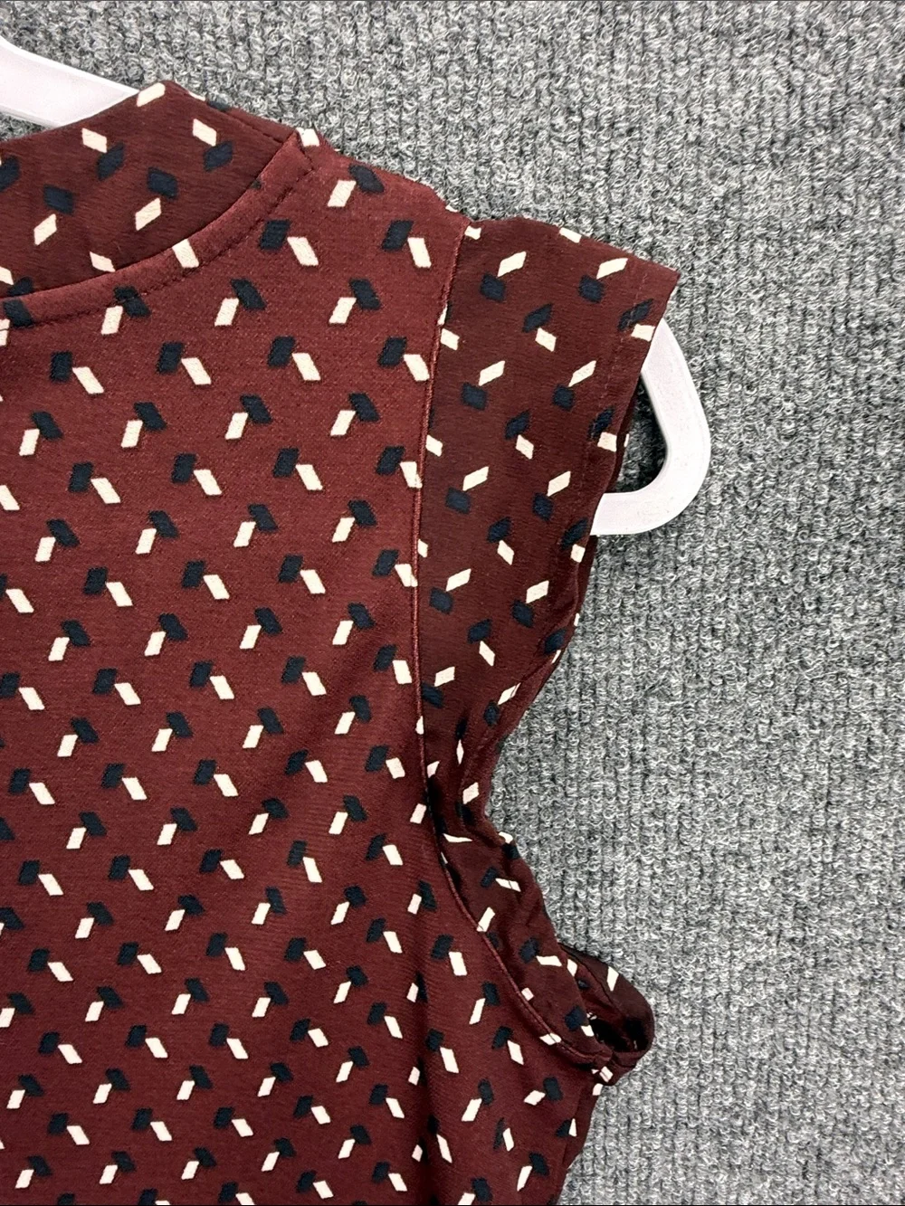 Ann Taylor Burgundy Sleeveless V-Neck Printed Blouse XS Nice!